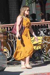 Hilary Duff feet photo thumbnail