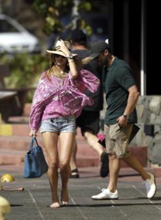 Rosie Huntington-Whiteley feet photo thumbnail