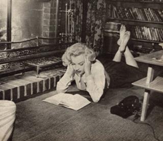 Marilyn Monroe feet photo thumbnail
