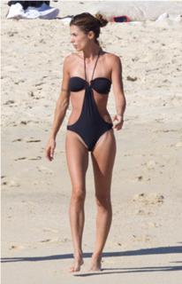Elisabetta Canalis feet photo thumbnail