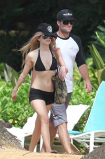 Avril Lavigne feet photo thumbnail