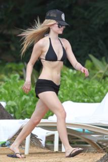 Avril Lavigne feet photo thumbnail