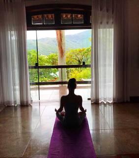 Isis Valverde feet photo thumbnail