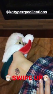 Katy Perry feet photo thumbnail