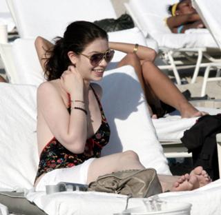 Michelle Trachtenberg feet photo thumbnail