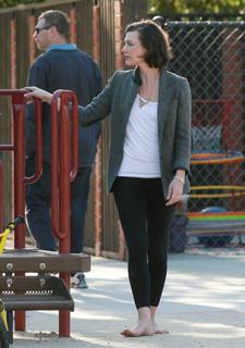 Milla Jovovich feet photo thumbnail