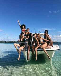 Kendall Jenner feet photo thumbnail