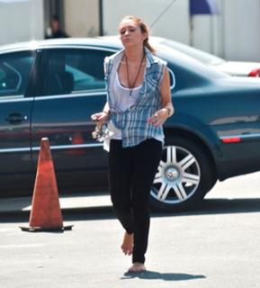 Miley Cyrus feet photo thumbnail