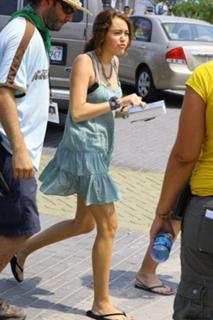 Miley Cyrus feet photo thumbnail