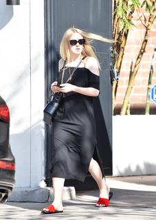 Dakota Fanning feet photo thumbnail
