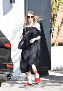 Dakota Fanning feet photo thumbnail