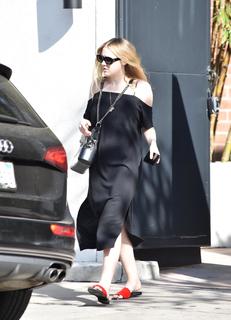 Dakota Fanning feet photo thumbnail