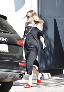 Dakota Fanning feet photo thumbnail