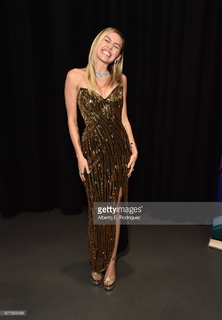 Miley Cyrus feet photo thumbnail