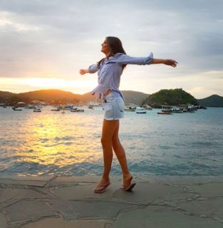 Camila Queiroz feet photo thumbnail