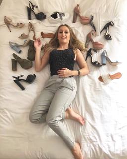 Carla Diaz feet photo thumbnail