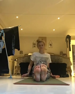 Fearne Cotton feet photo thumbnail