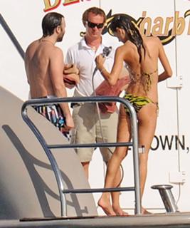 Alessandra Ambrosio feet photo thumbnail