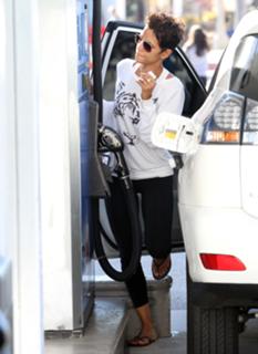 Halle Berry feet photo thumbnail