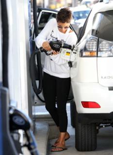 Halle Berry feet photo thumbnail