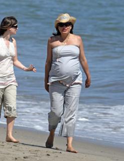 Mariska Hargitay feet photo thumbnail