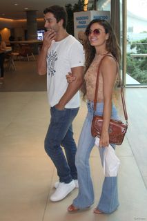 Isis Valverde feet photo thumbnail