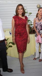 Mariska Hargitay feet photo thumbnail