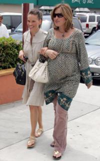 Mariska Hargitay feet photo thumbnail