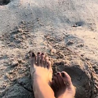 Brooke Burke feet photo thumbnail