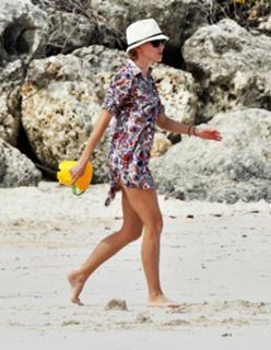 Naomi Watts feet photo thumbnail