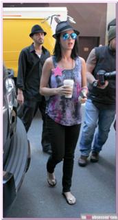 Katy Perry feet photo thumbnail