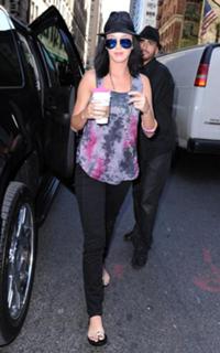 Katy Perry feet photo thumbnail