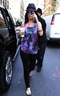 Katy Perry feet photo thumbnail