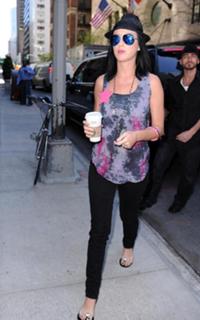 Katy Perry feet photo thumbnail