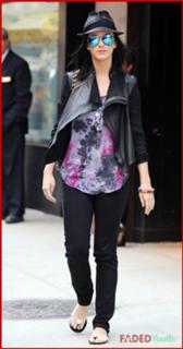 Katy Perry feet photo thumbnail