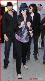 Katy Perry feet photo thumbnail