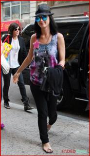 Katy Perry feet photo thumbnail
