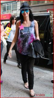 Katy Perry feet photo thumbnail