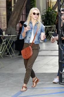 Julianne Hough feet photo thumbnail