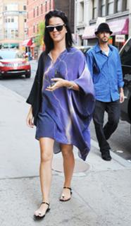 Katy Perry feet photo thumbnail