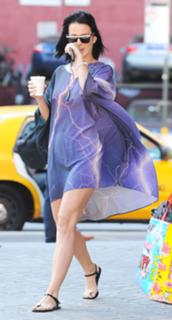 Katy Perry feet photo thumbnail