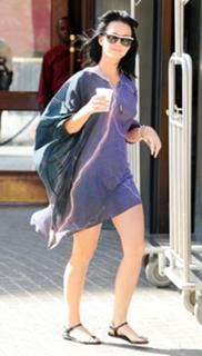 Katy Perry feet photo thumbnail