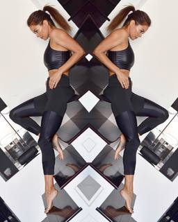 Brooke Burke feet photo thumbnail
