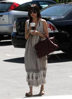 Nicole Richie feet photo thumbnail