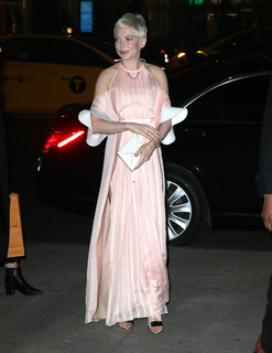 Michelle Williams feet photo thumbnail