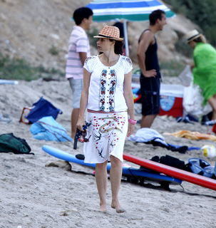 Minnie Driver feet photo thumbnail
