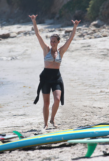 Minnie Driver feet photo thumbnail