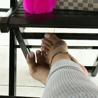 Karin Klemp feet photo thumbnail