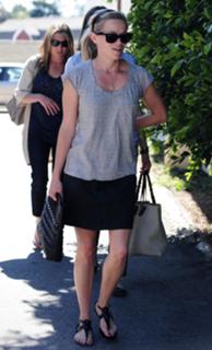 Reese Witherspoon feet photo thumbnail