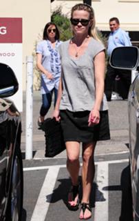 Reese Witherspoon feet photo thumbnail